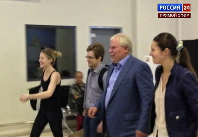 Snowden verlaat het vliegveld in Moskou.