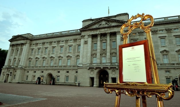 Naar koninlijke traditie wordt de geboorte aangekondigd op een ezel op de voorkoer van Buckingham Palace.