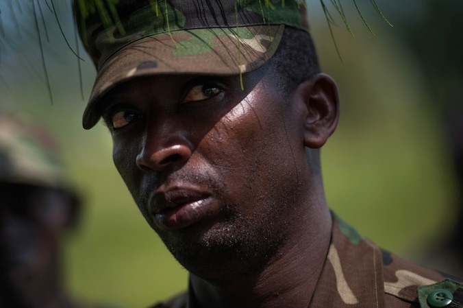 Een rebel van de M23-militie die gisteren Goma veroverde, de hoofdstad van Noord-Kivu in het oosten van Congo.