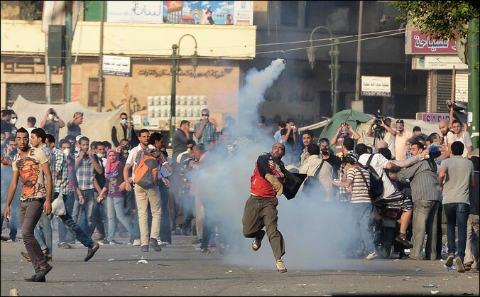 Egyptische demonstranten werpen stenen naar de politie.