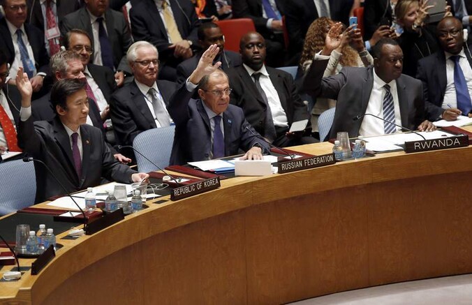 De vertegenwoordigers van Zuid-Korea, Rusland en Rwanda stemmen voor de resolutie. In het midden de Russische minister van Buitenlandse Zaken Sergej Lavrov.