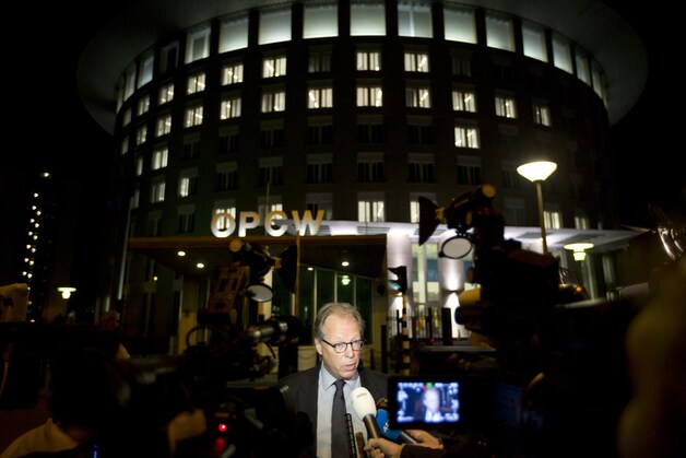 De woordvoerder van de OPCW, Michael Luhan, geeft een korte verklaring voor het hoofdkantoor in Den Haag.