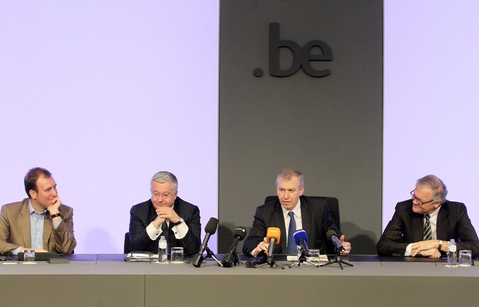 Guy Vanhengel (L), uittredend premier Yves Leterme (C) en minister van Justitie Stefaan De Clerck (R) na afloop van de ministerraad.