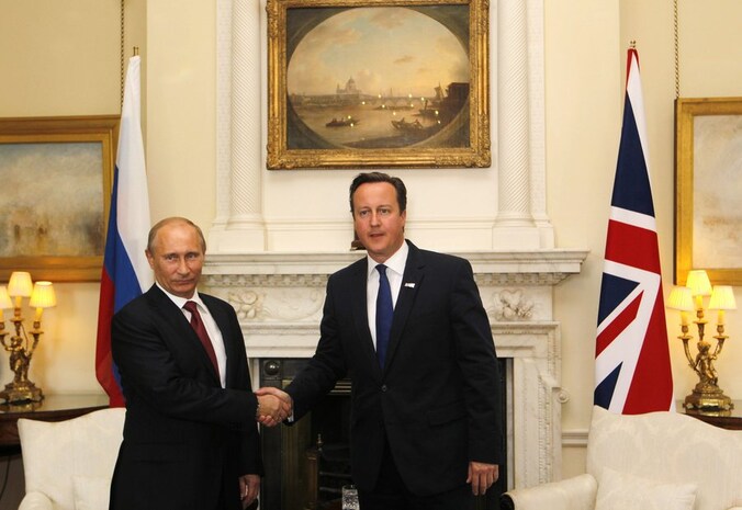 De Britse eerste minister David Cameron (R) en de Russische president Vladimir Poetin (L).