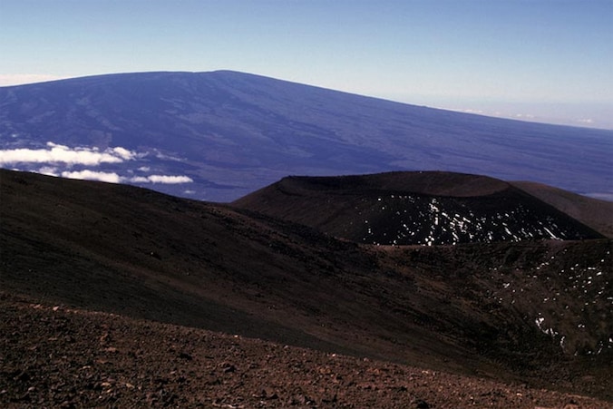 In dit desolate landschap simuleren de Belg Vermeulen en zijn collega's de komende 120 dagen hoe het is om te leven op mars.