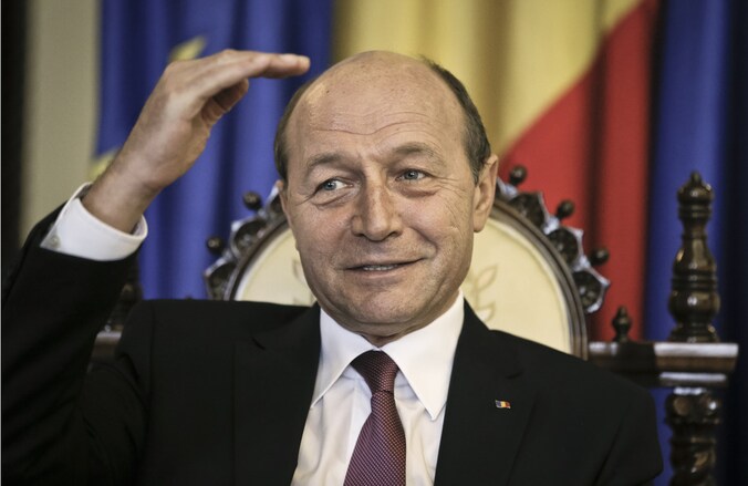 De Roemeense president Traian Basescu maakt een ontgoocheld gebaar met zijn handen.