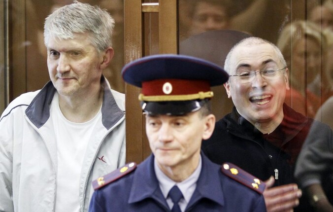 Mikhail Chodorkovski (R) en Platon Lebedev (L)