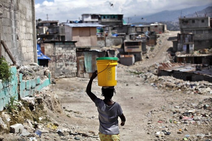 Grote delen van Haïti liggen nog altijd in puin na de aardbeving van januari, waarbij 300.000 mensen stierven en meer dan 1 miljoen mensen dakloos werden.