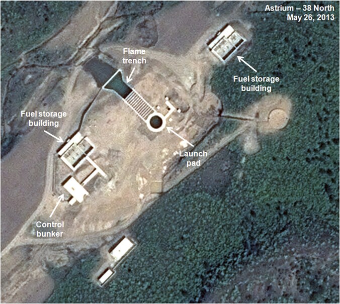 Satellietbeelden van het raketcomplex.