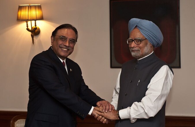 De Indiase premier Manmathon Singh (R) verwelkomt de Pakistaanse president Asif Ali Zardari (L).