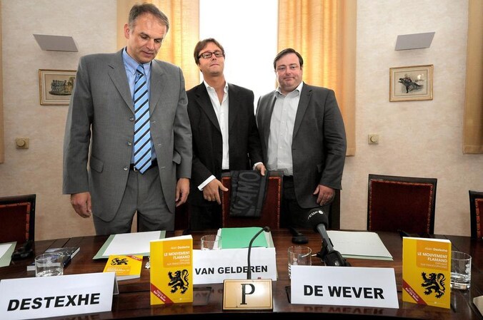 Voormalig MR-senator Alain Destexhe (links), naast uitgever Alain Van Gelderen en N-VA-voorzitter Bart De Wever.