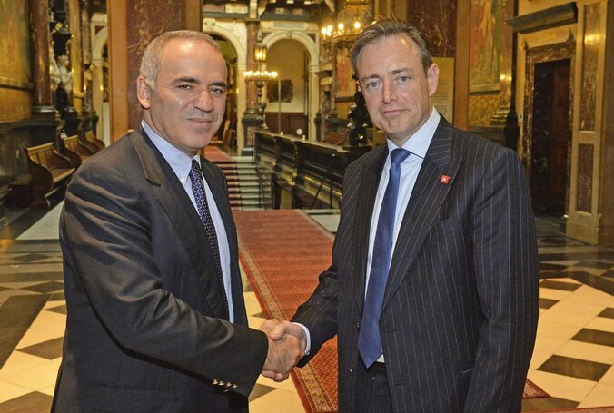 Garry Kasparov (L) op bezoek bij Bart De Wever (R).