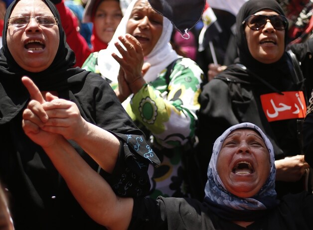 Veel Egyptenaren reageerden uitzinnig toen ze gisteren vernamen dat Morsi niet langer president van Egypte is.