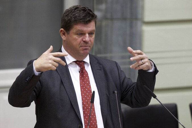 Bart Tommelein werd al lachend gepolst door Bart De Wever, zegt hij zelf.