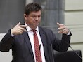 Bart Tommelein werd al lachend gepolst door Bart De Wever, zegt hij zelf.