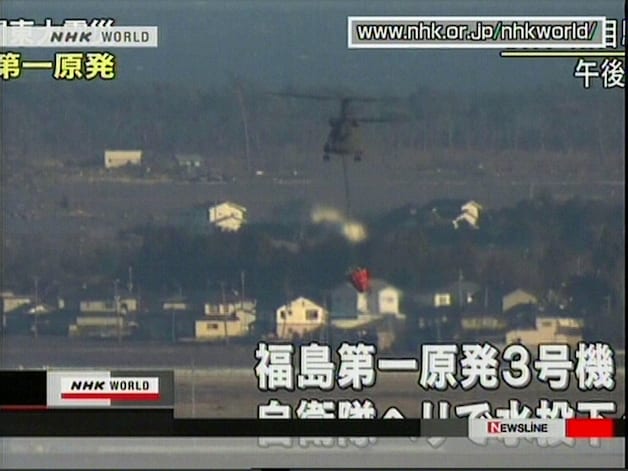 Het leger zet helikopters in om water te dumpen op de kernreactoren.