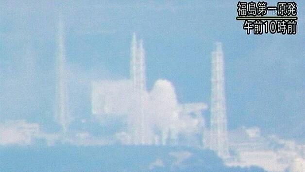 Ondanks eerdere berichten dat het vuur in reactor 4 gedoofd was, komt er weer witte rook of stoom tevoorschijn. Dit beeld is gefilmd vanop 30 kilometer afstand.