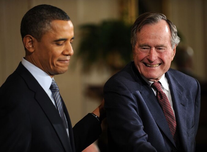 George Bush bij huidig president Barack Obama.