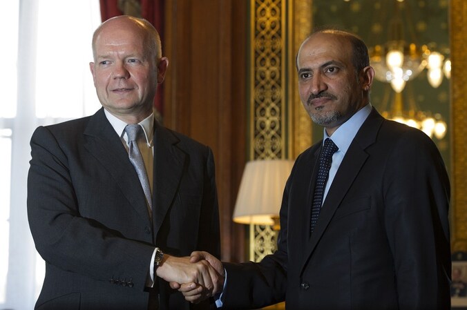 De Britse minister van Buitenlandse Zaken William Hague ontmoet de voormalige president van de Syrische Nationale Coalitie Ahmed Al Jarba.