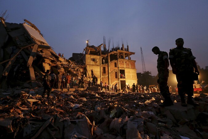 Ravage bij het ingestorte pand in Bangladesh.