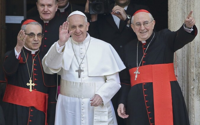 De Spaanse kardinaal Santos Abril, paus Franciscus I en de Italiaanse kardinaal Agostino Vallini.