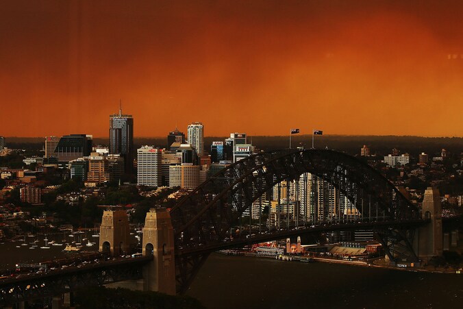 De lucht boven Sydney, verkleurd door tientallen bosbranden die in de nabije omgeving van de stad woeden.