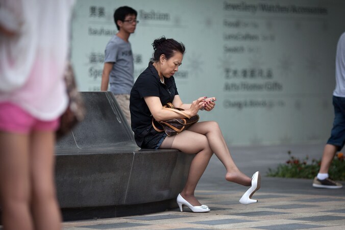 Een vrouw in Beijing met haar smartphone.