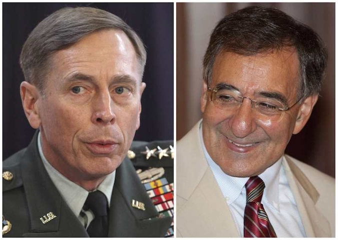 David Petraeus en Leon Panetta (r).