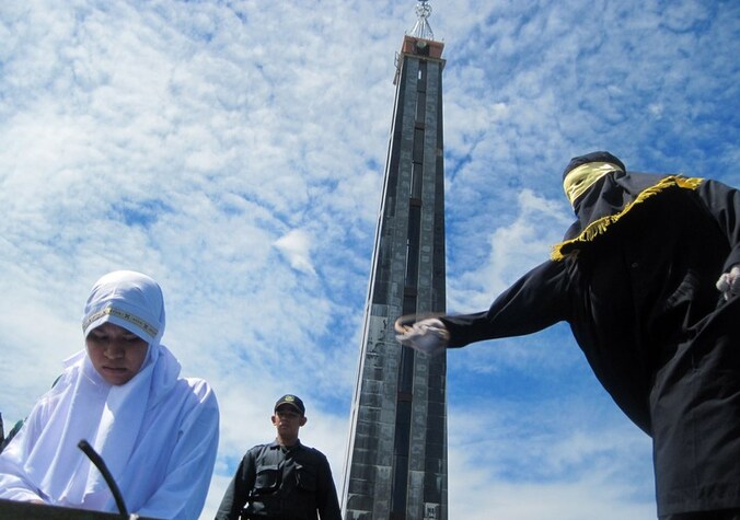 Deze Indonesische krijgt acht zweepslagen omdat ze gekust zou hebben buiten het huwelijk.
