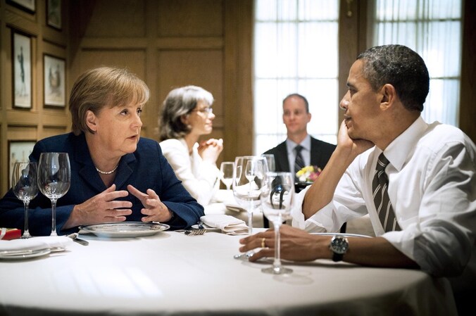 Barack Obama at met Angela Merkel tijdens een zeldzaam staatsbanket, het eerste met een Europese leider.