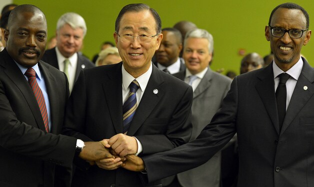 Joseph Kabila (l.) en Paul Kagame (r.) schudden elkaar de hand. (Archieffoto)