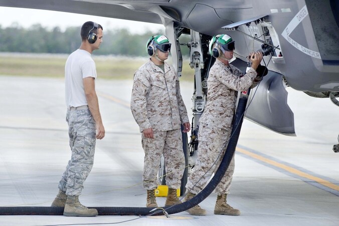 Amerikaanse militairen tanken een F-35-gevechtsvliegtuig.