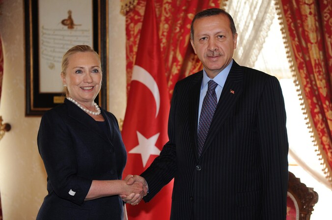 Clinton ontmoette vandaag de Turkse premier Erdogan voor overleg over Syrië.