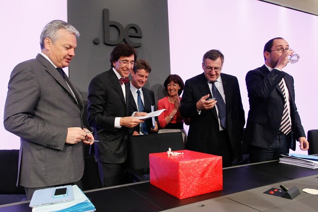 De vicepremiers hadden een cadeau meegebracht voor premier Di Rupo, die woensdag zijn 61ste verjaardag viert.