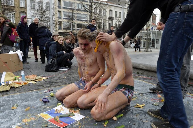 Twee jonge homo's hebben zich deze namiddag vrijwillig laten vernederen op de Groenplaats in Antwerpen.