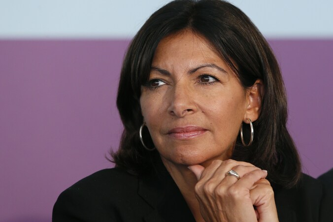 Burgemeester Anne Hidalgo wil aantonen dat Parijs zonder auto's kan en hoopt een steentje bij te dragen aan het terugdringen van de luchtvervuiling.