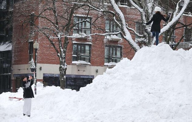 Een vrouw poseert op een berg sneeuw in Boston.