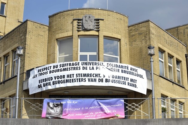 Olivier Maingain drukt via een groot spandoek aan de gevel van zijn gemeentehuis in Sint-Lambrechts-Woluwe zijn steun uit voor de drie niet-benoemde burgemeesters.