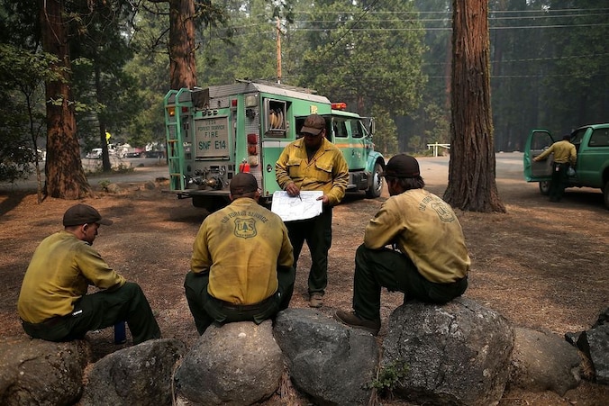 Brandbestrijders van de US Forest Service pauzeren even in Camp Mather bij Groveland, Californië.