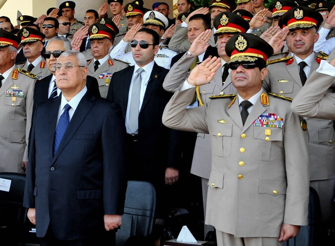 Interimpresident Adly Mansour (links) naast de minister van Defensie, generaal Abdel-Fattah al-Sisi.