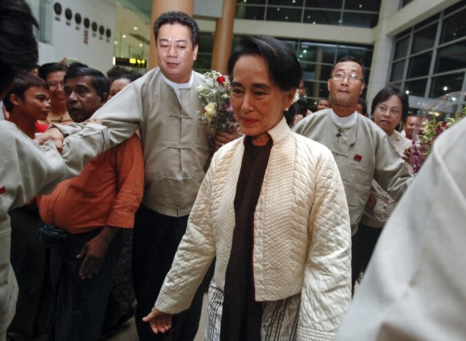 Aung San Suu Kyi op de luchthaven van Yangon voor haar vertrek naar ons land.