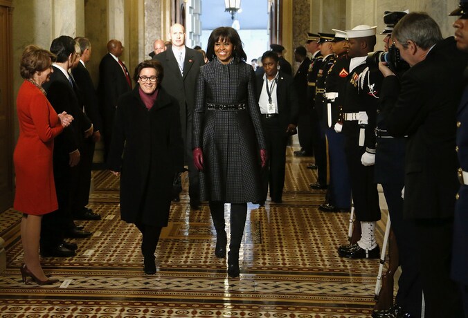 Michelle Obama met haar mantel van Thom Browne en ceintuur van J. Crew.