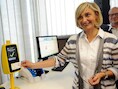 Minister Crevits met de bewuste chip-kaart.