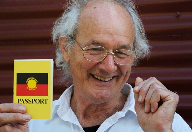 Vader John Shipton nam het Aboriginalpaspoort vandaag in ontvangst.