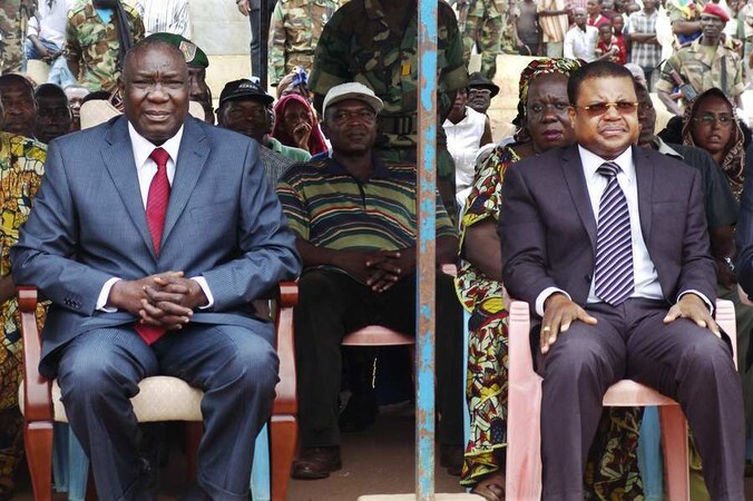 Michel Djotodia (links) en premier Nicolas Tiangaye van de Centraal Afrikaanse Republiek, afgelopen zaterdag bij een bijeenkomst waarin steun werd betuigd aan de nieuwe machthebbers.