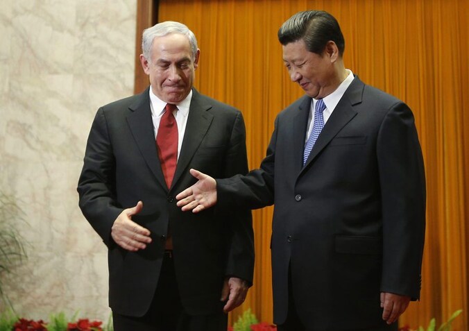 Benjamin Netanyahu en Xi Jinping donderdag in Beijing.