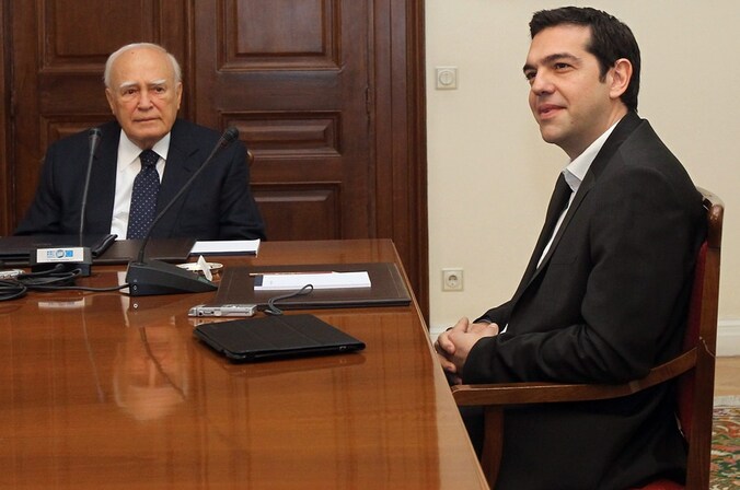 Syriza-leider Alexis Tsipras (R.) aan tafel bij president Karolos Papoulias.