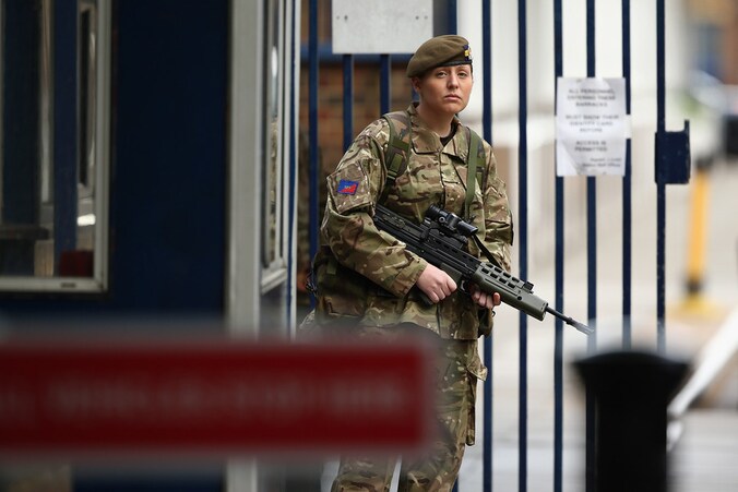 De veiligheid is opgevoerd bij de barakken in Woolwich, vlakbij de plek waar de militair is vermoord.