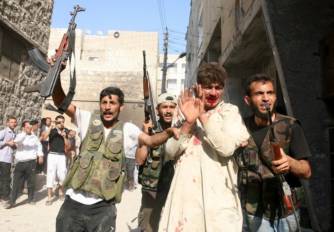 Opstanders van het FSA (Vrije Syrische Leger) gijzelen een politieman.