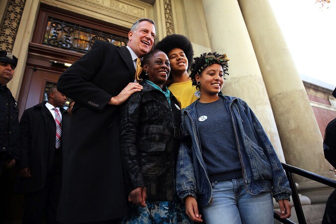 Bill de Blasio poseert dinsdag met zijn gezin nadat hij in een bibliotheek zijn stem heeft uitgebracht.